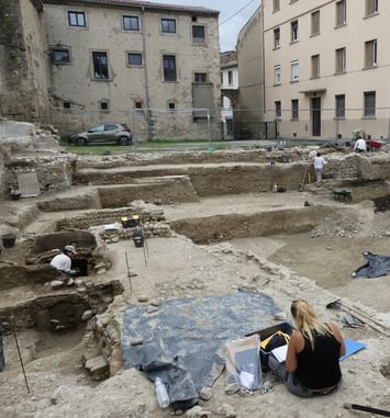Sous les pavés de Limoux : huit siècles d'histoire révélés au pied de la tour Lapasset