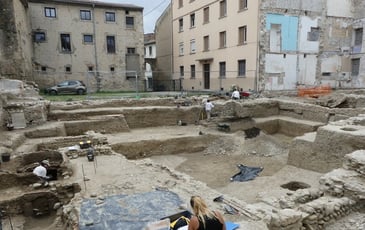 Sous les pavés de Limoux : huit siècles d'histoire révélés au pied de la tour Lapasset