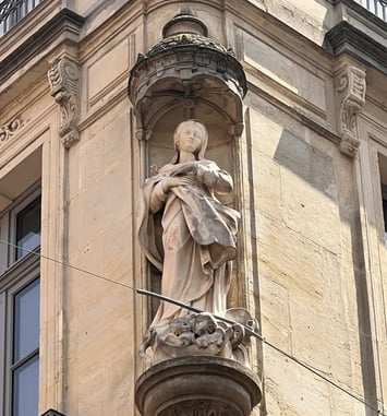 La sculpture en bastide Saint-Louis à Carcassonne